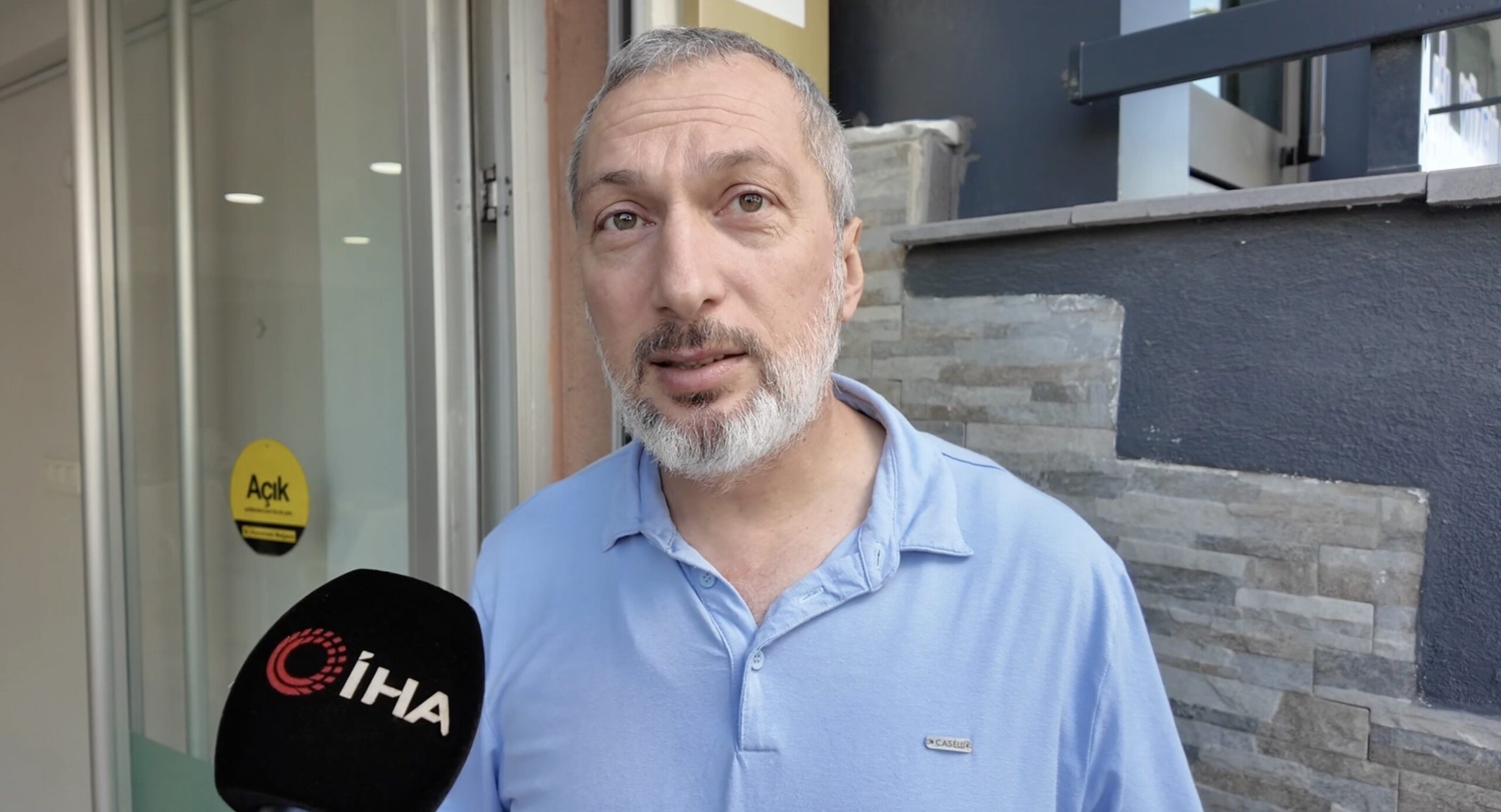 EMLAKÇI OFİSTEKİ GİZEMLİ SESİN PEŞİNE DÜŞTÜ, TABELAYI SÖKÜNCE YAVRU KEDİ ÇIKTI SAATLERCE NEREDEN GELDİĞİNİ BULAMADIKLARI SESİN KAYNAĞI TABELA ÇIKTI
